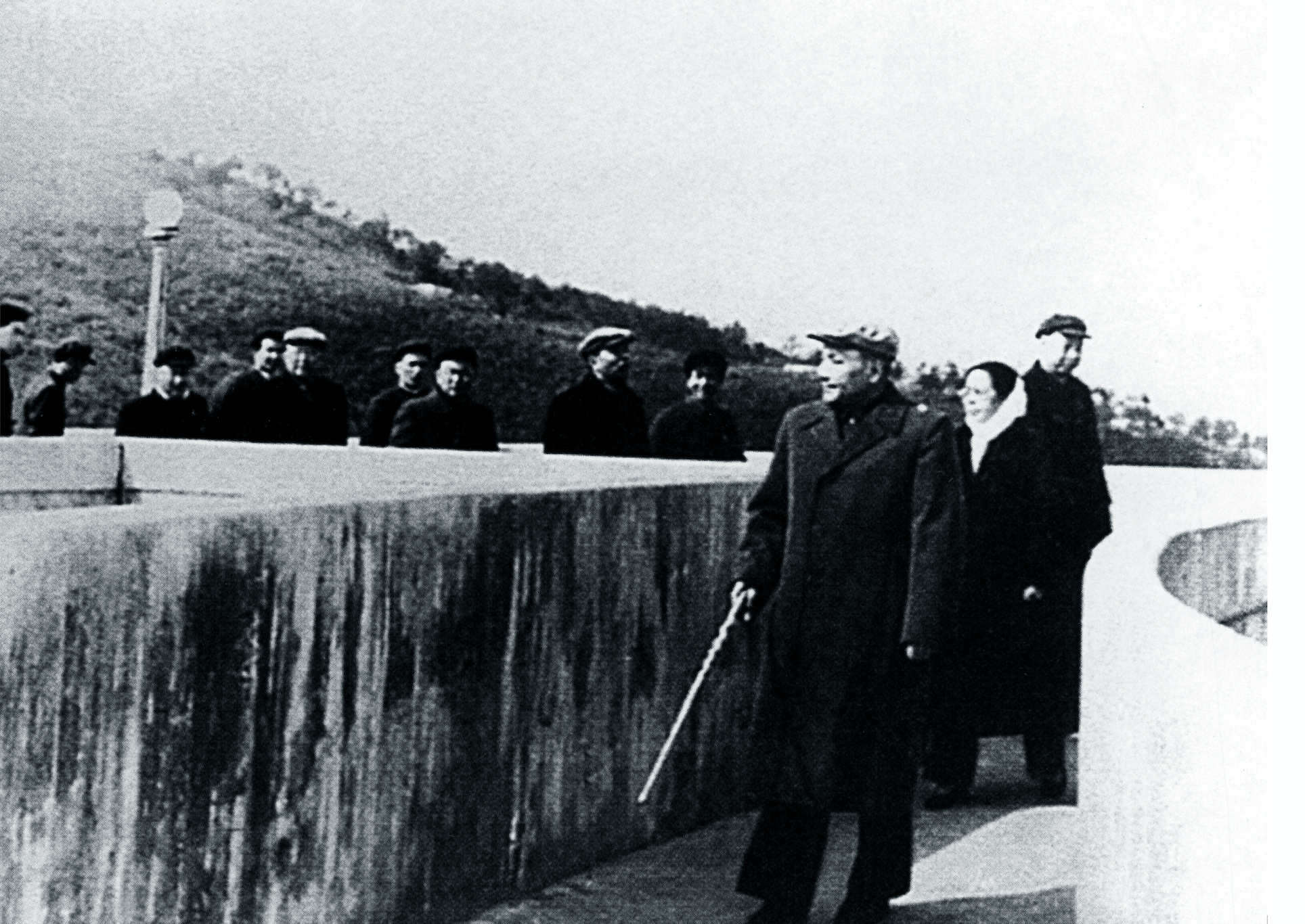 1962年2月，邓小平同志视察由水利一师（9761国际前身）承建的安徽梅山水电站